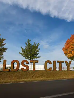 Stell dir vor – Lost City Neustrelitz Wegweiser und Hinweisschild